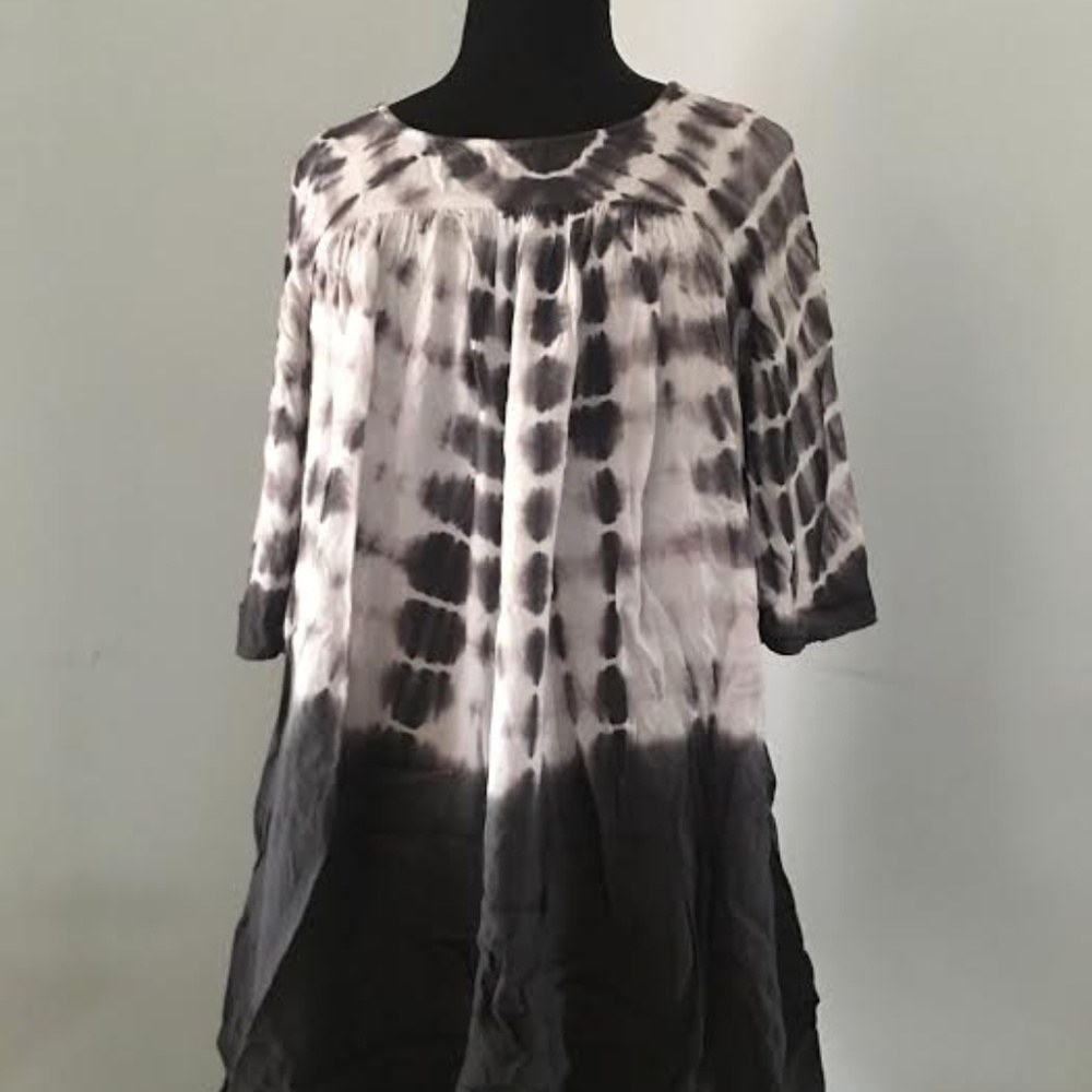 En Creme Charcoal Gray and White dress.